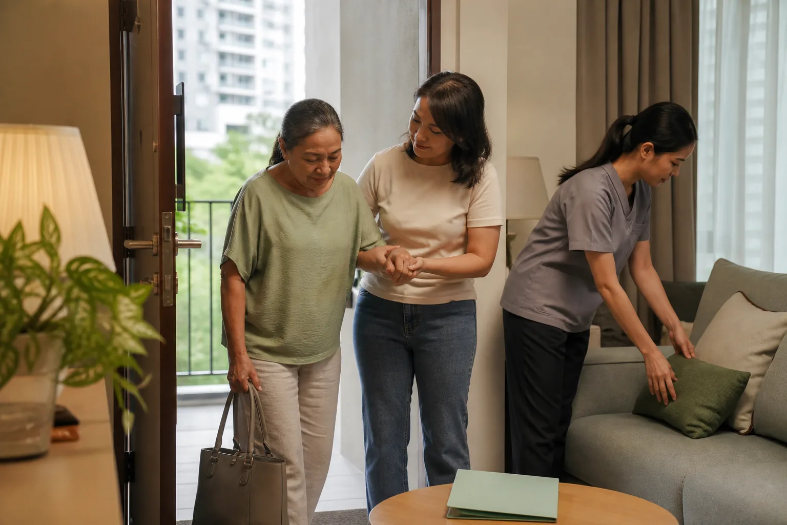 An older person returning home with family and care support after discharge